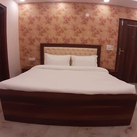 Triom Hotel Delhi  Exterior photo
