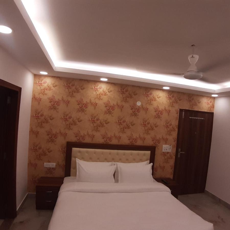 Triom Hotel Delhi  Exterior photo